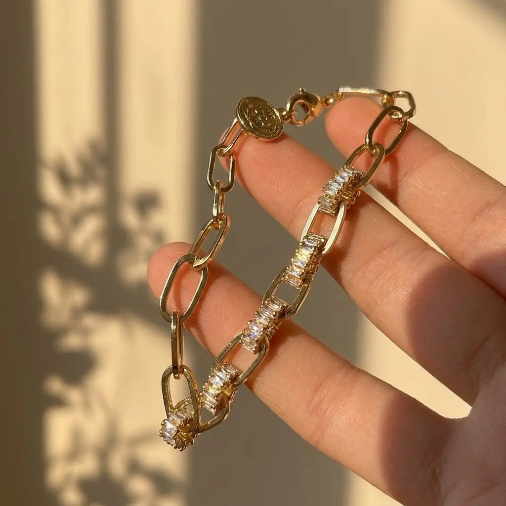 Bracelet en maillons et zircons baguette | Breloque pièce de monnaie en cuivre plaqué or