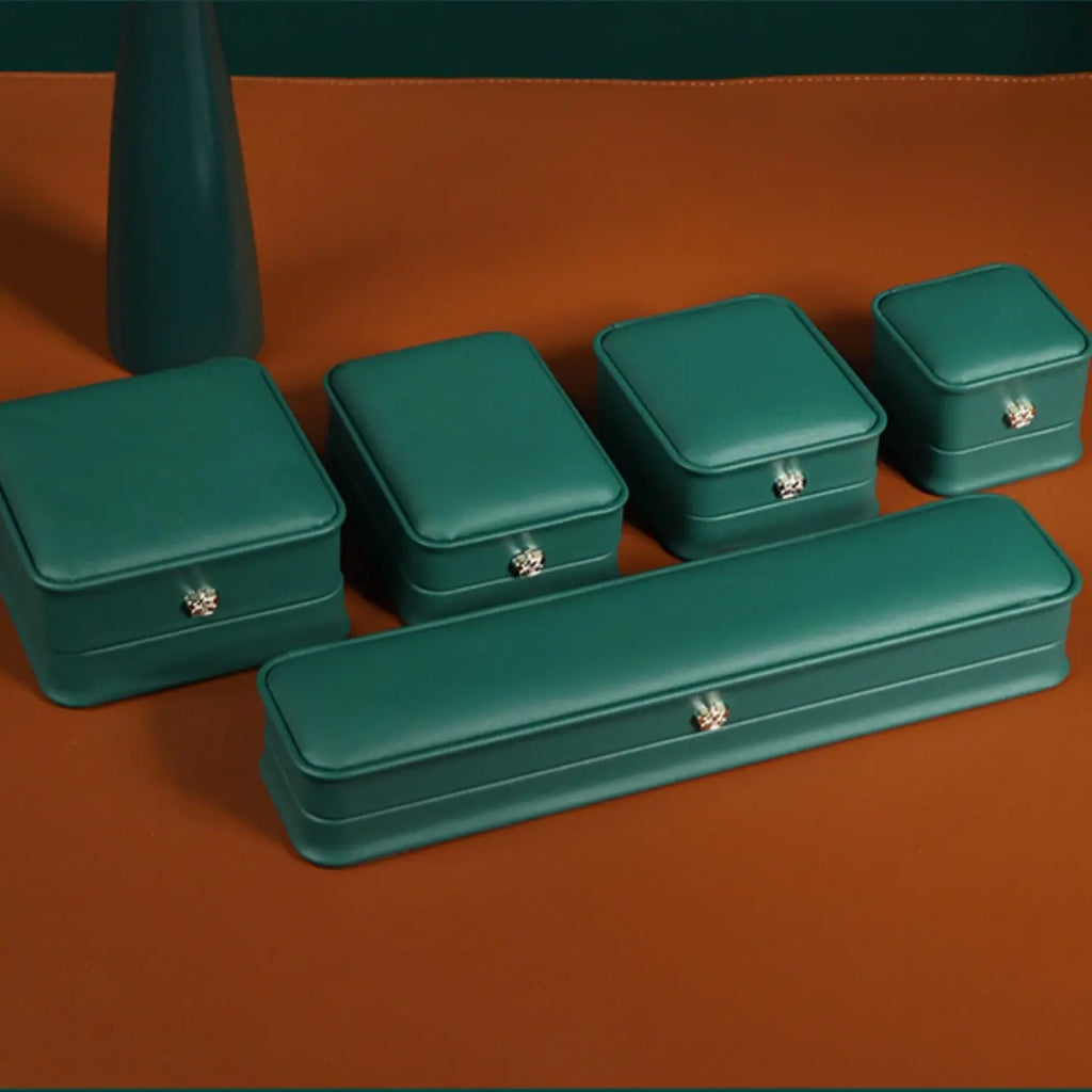 Schmuckschatulle Pfauengrün | Geschenkbox aus PU-Leder mit Kronenverschluss — 6 Größen